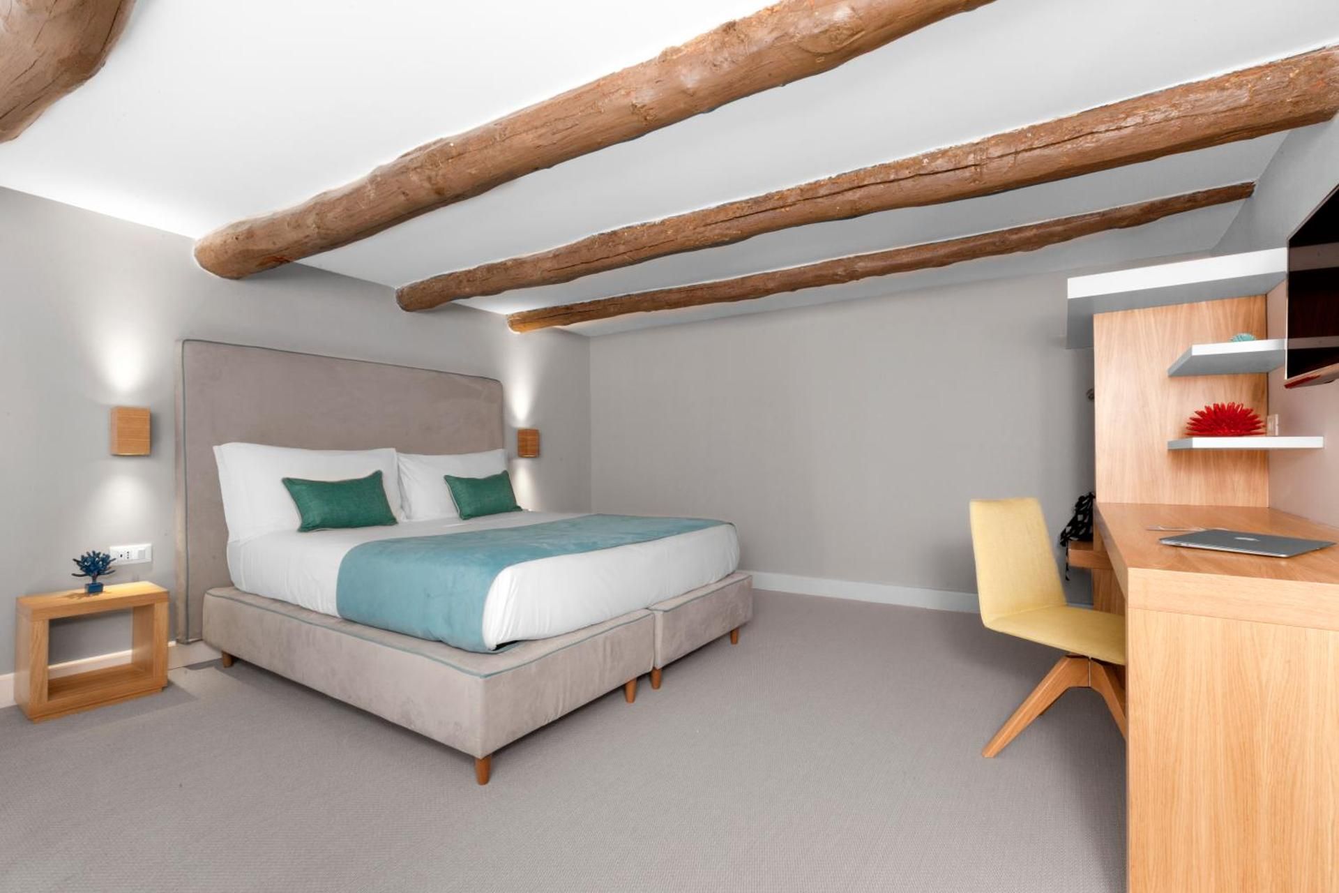 Large Double Room - Split Level