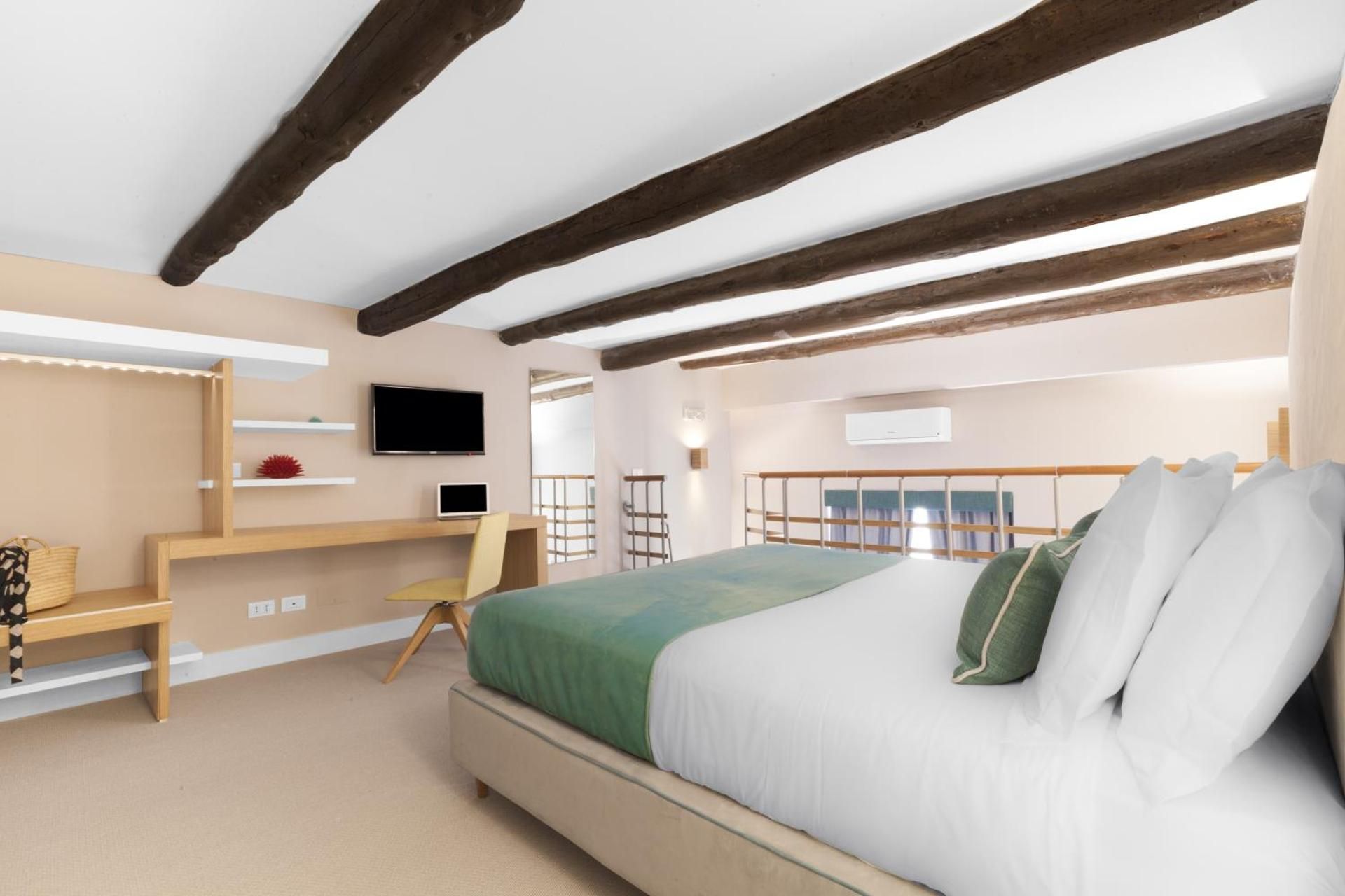 Large Double Room - Split Level