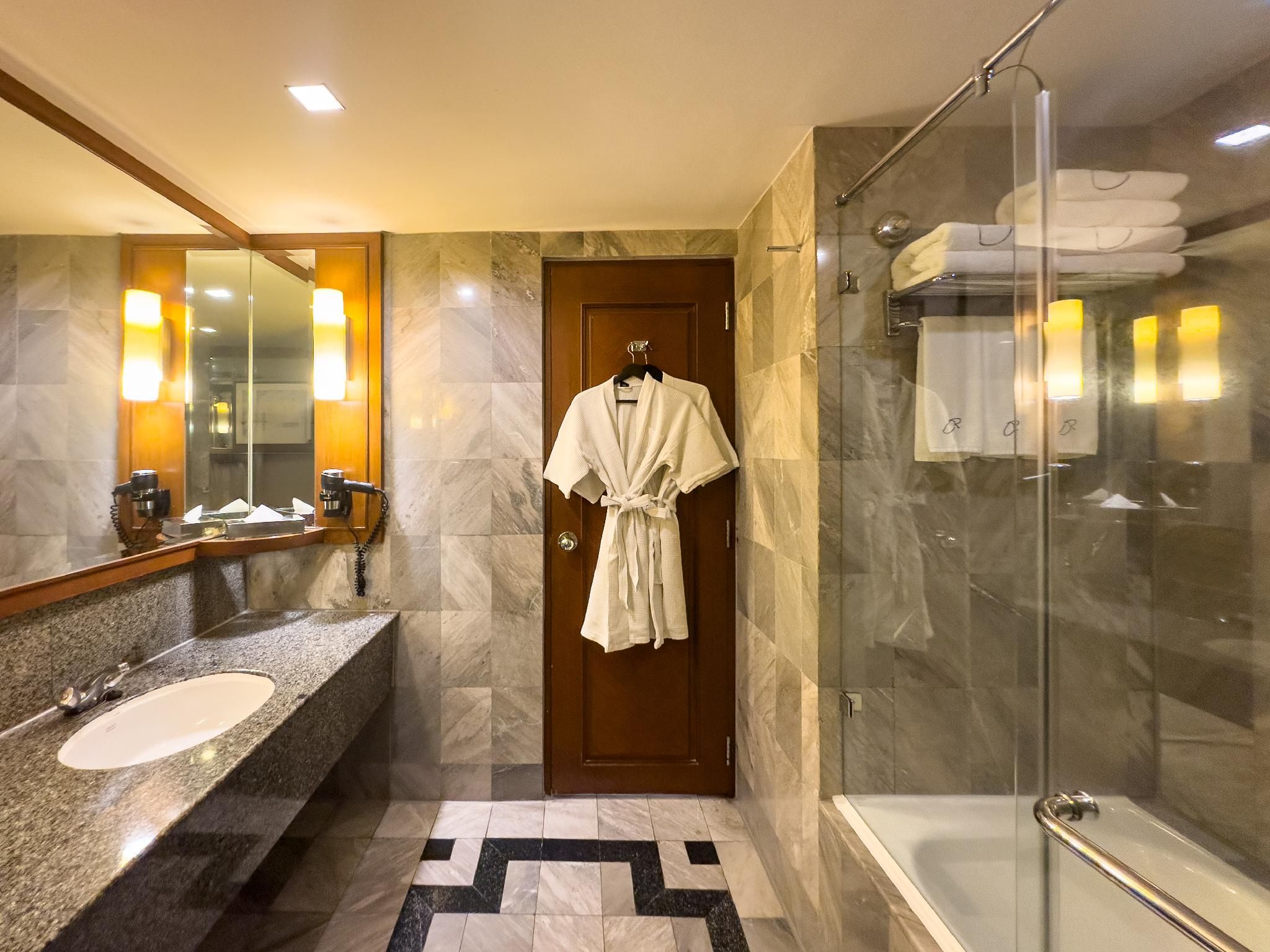 Rembrandt Hotel Bangkok Deluxe King 3