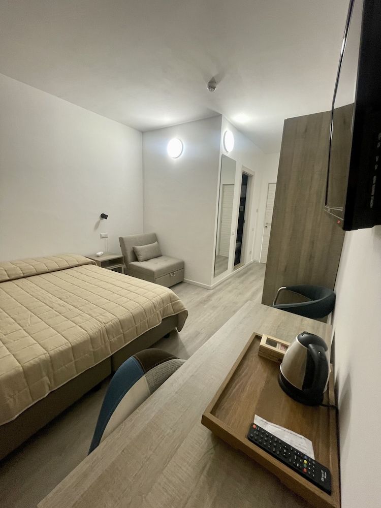 Hotel Anna Siena Nord Classic Double Room 8