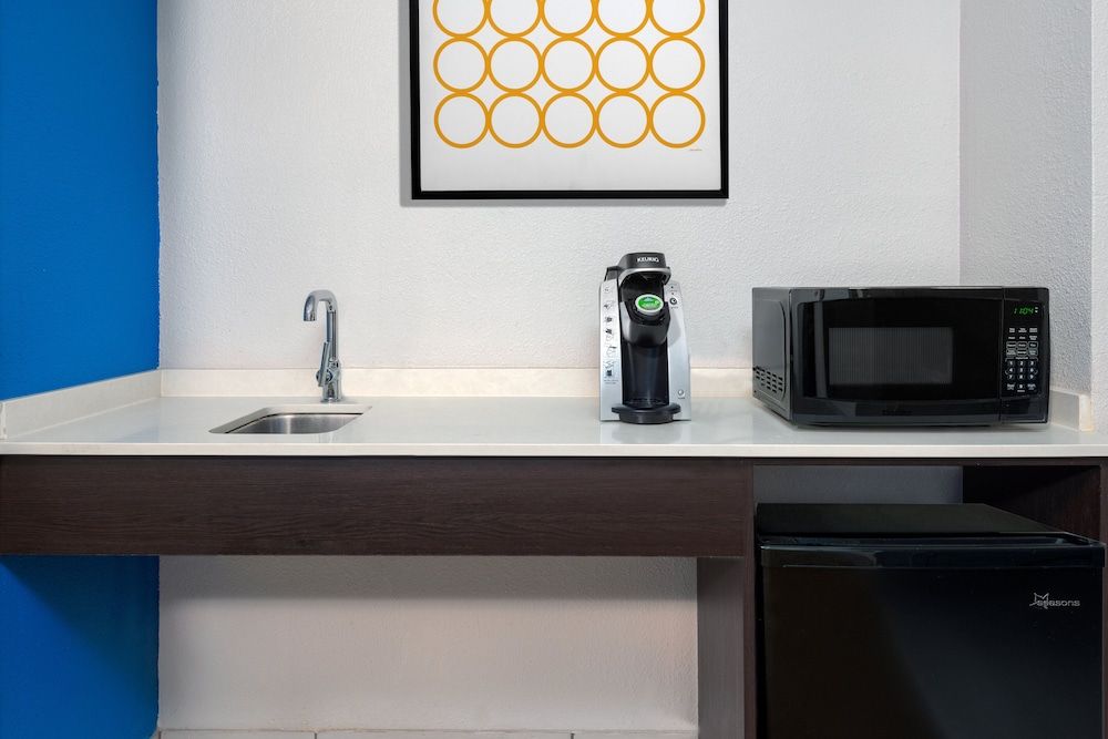 Holiday Inn Express Miami Airport Doral Area by IHG Standard Room, 1 King Bed, Accessible Bathtub (Mobility) 4