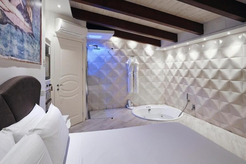 Luxury Suite, Jetted Tub