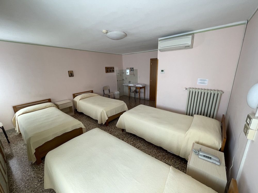 Casa Caburlotto Standard Quadruple Room, Ensuite, Canal View 4