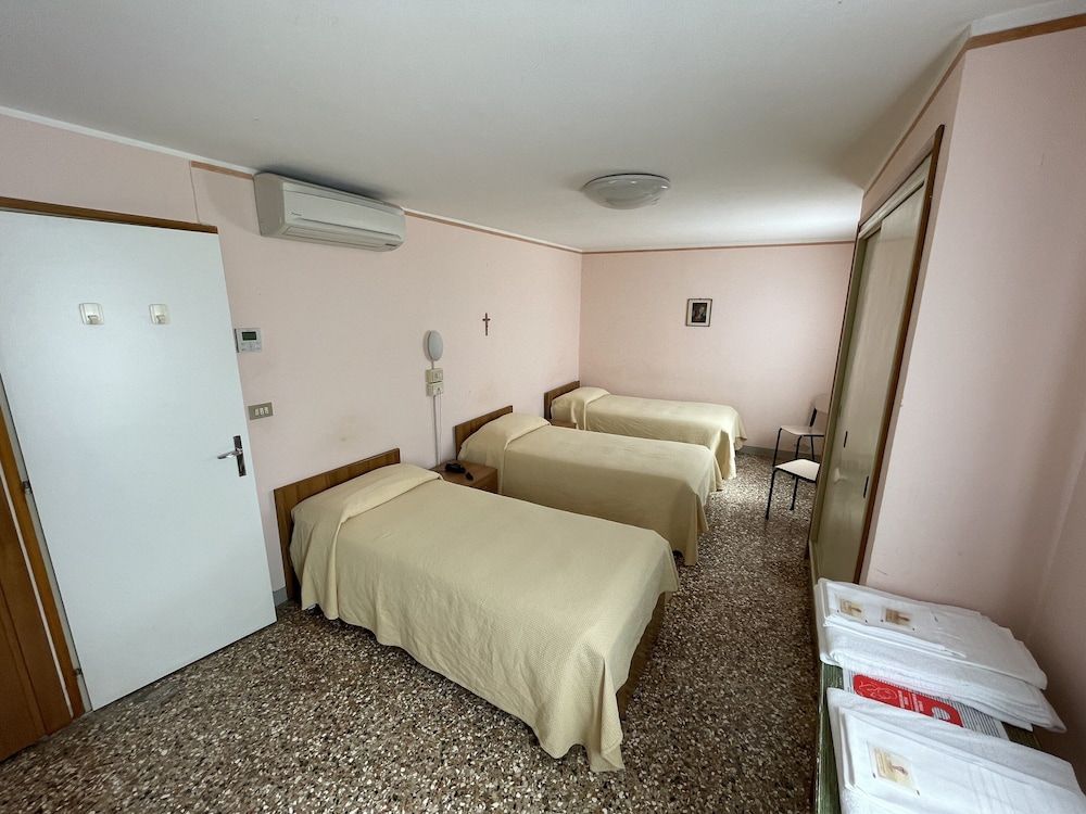 Casa Caburlotto Standard Triple Room, Ensuite, Canal View