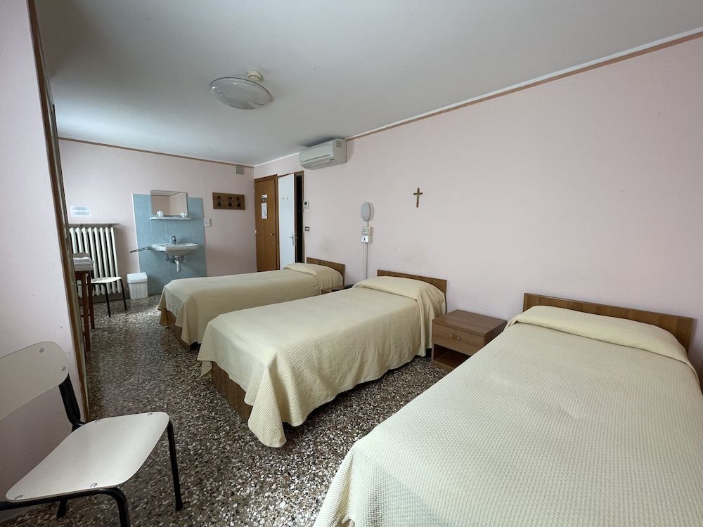 Casa Caburlotto Standard Triple Room, Ensuite, Canal View 4