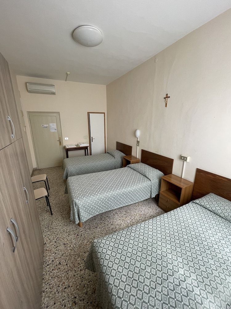 Casa Caburlotto Standard Triple Room, Ensuite, Canal View 2