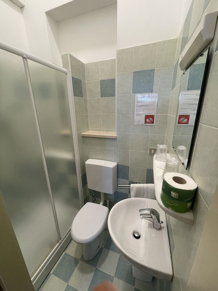 Casa Caburlotto Standard Triple Room, Ensuite, Canal View 9