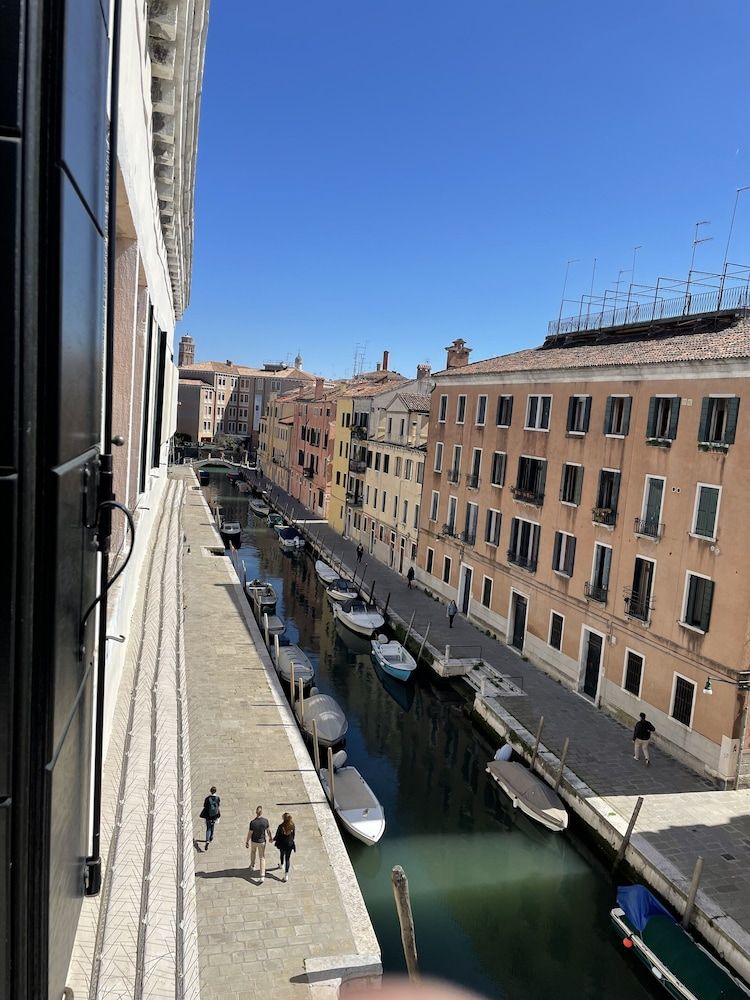 Casa Caburlotto Standard Triple Room, Ensuite, Canal View 8