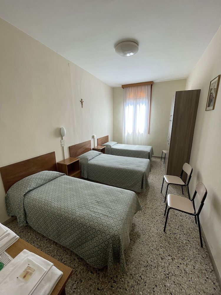Casa Caburlotto Standard Triple Room, Ensuite, Canal View 5