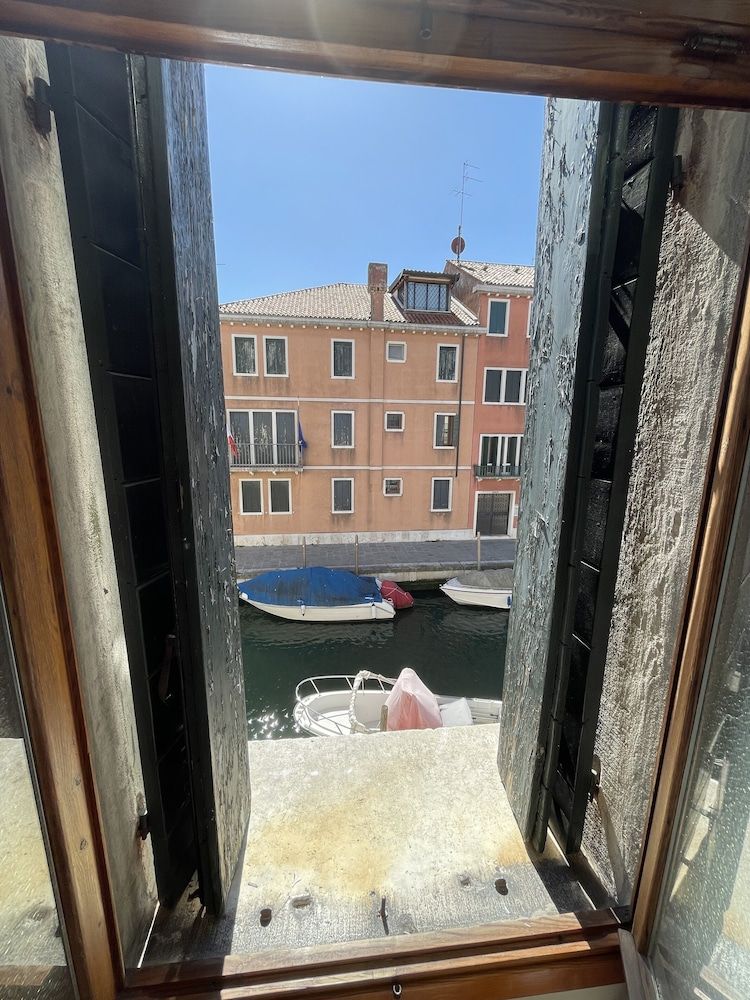 Casa Caburlotto Standard Triple Room, Ensuite, Canal View 6