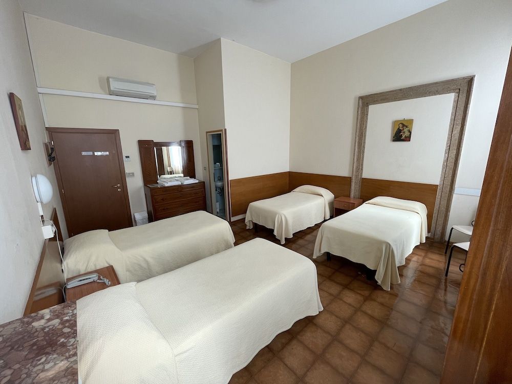 Casa Caburlotto Standard Quadruple Room, Ensuite, Canal View 2