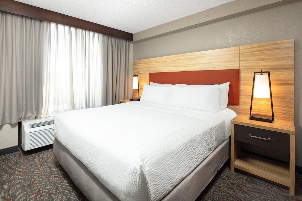 Studio, 1 King Bed, Roll-in Shower (Mobility Accessible)