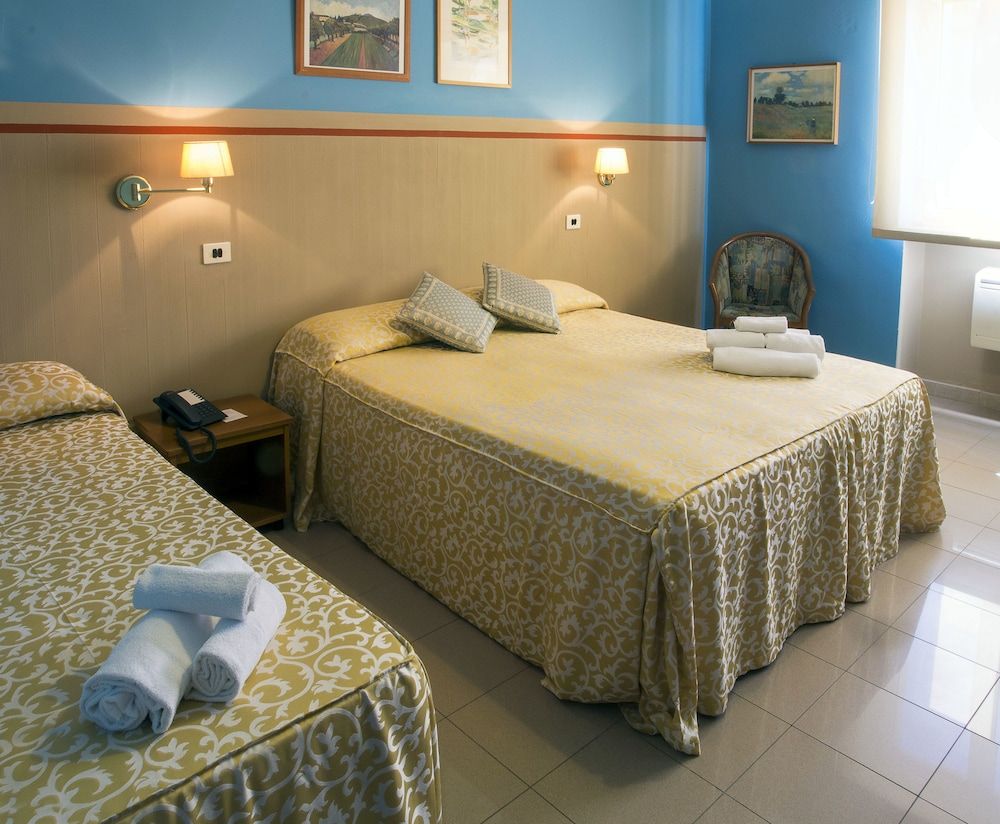 Hotel Plaza Triple Room 2