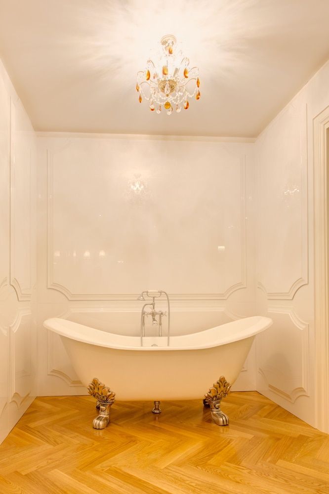 Deep Soaking Bathtub