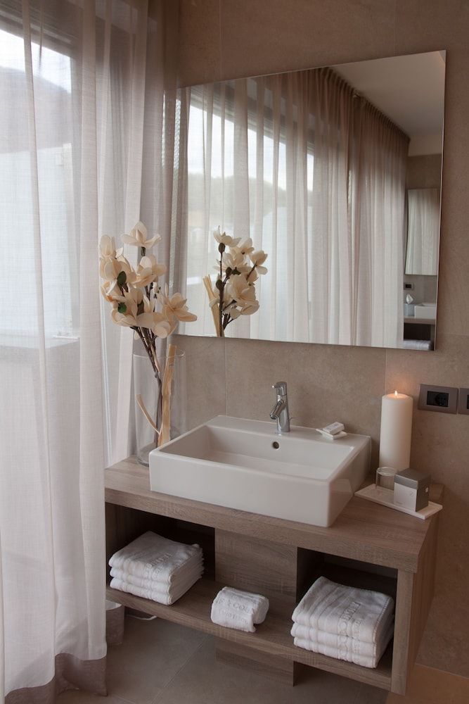 The Lodge Hotel Deluxe Double Room, Balcony 4