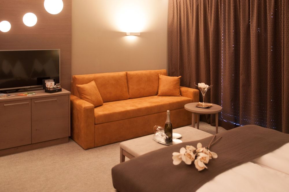 The Lodge Hotel Deluxe Double Room, Balcony 5