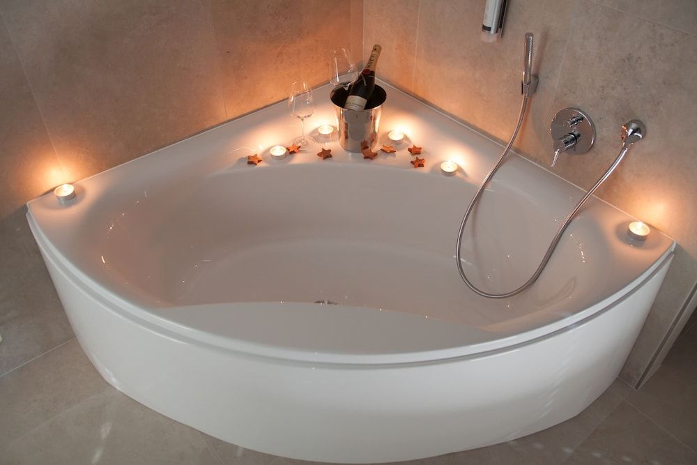 Deep Soaking Bathtub