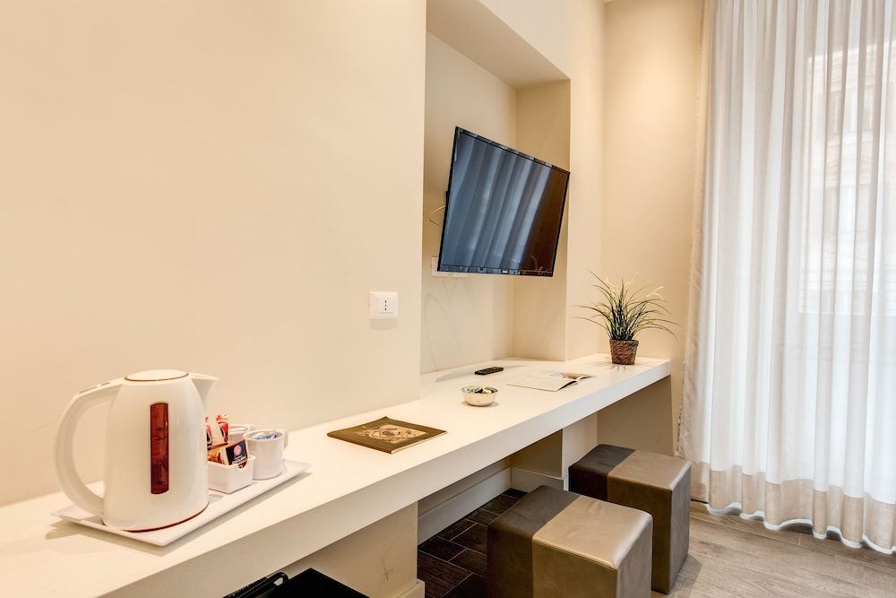 Ecce Roma Suites Classic Triple Room 8