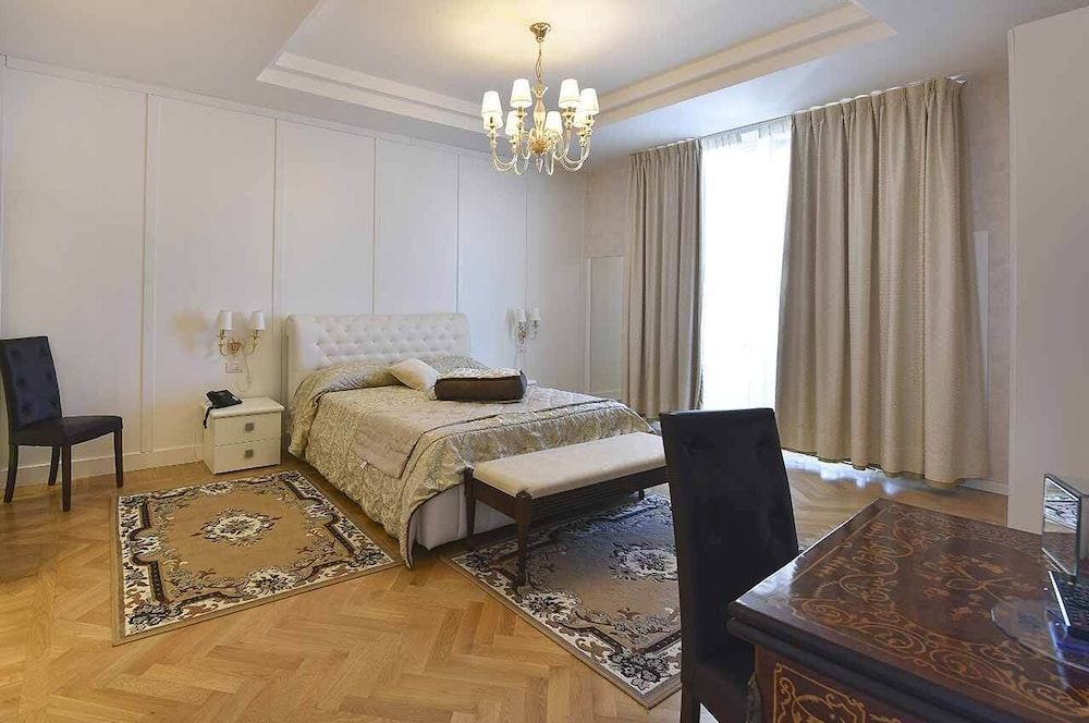 PRESIDENT SUITE