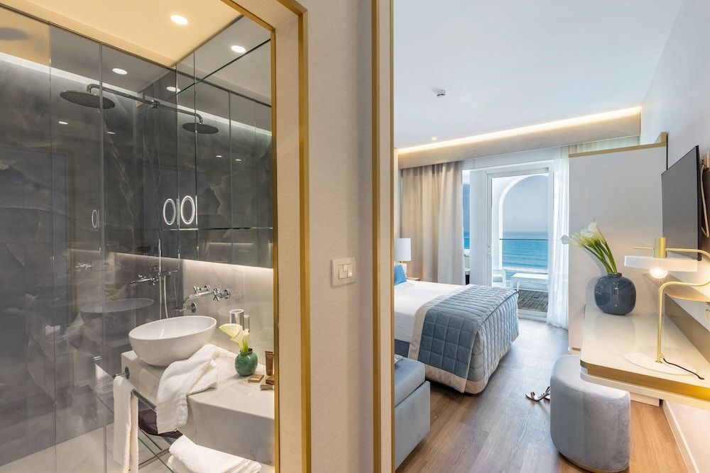 Tiffany's Deluxe Quadruple Room 2