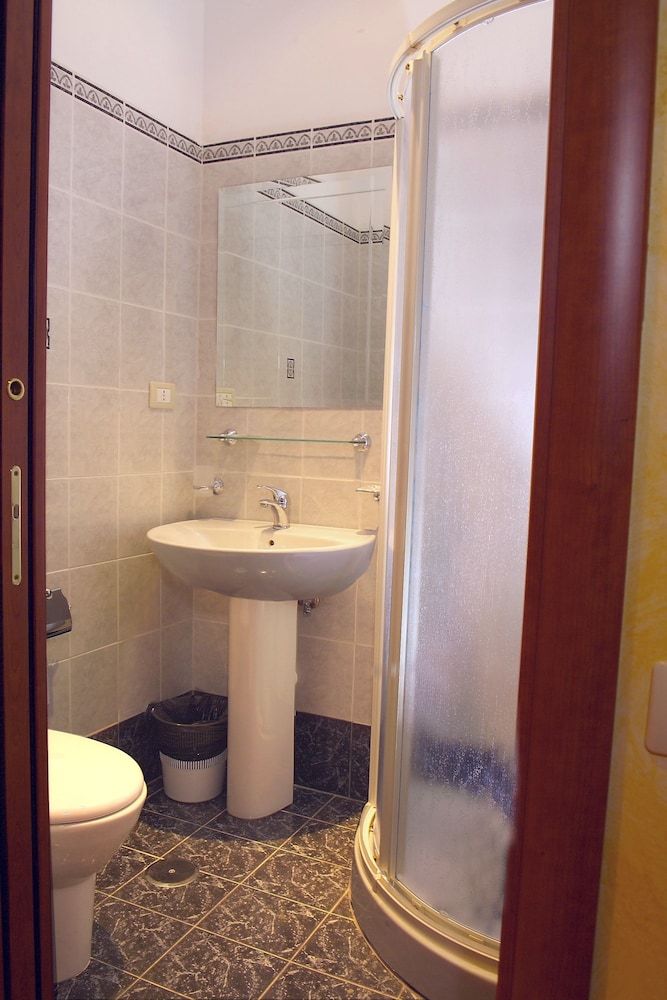 Hotel Kriss Double Room, Private Bathroom 5