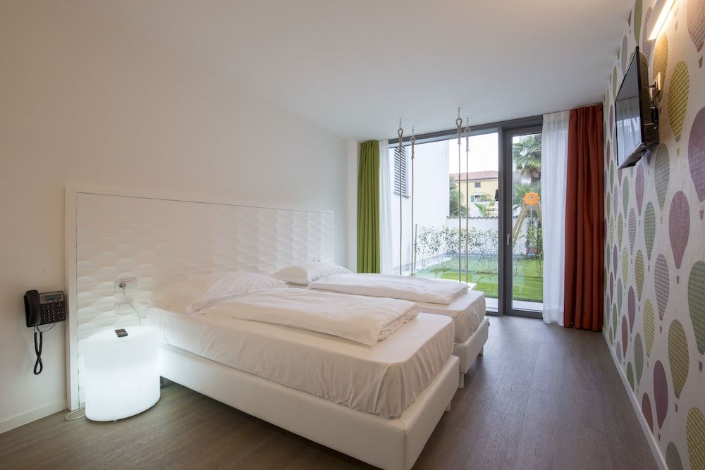 Design Room, 1 Double or 2 Twin Beds