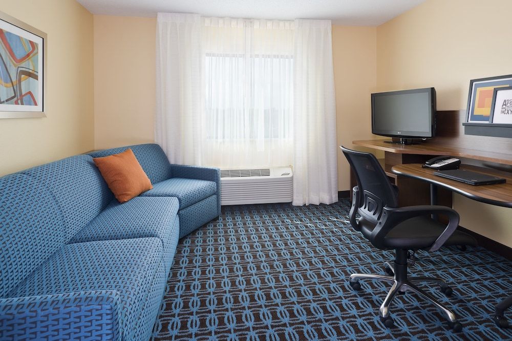 Executive Suite, 1 King Bed with Sofa bed, Mobility Accessible, Non Smoking (Bathtub W/grab Bars)