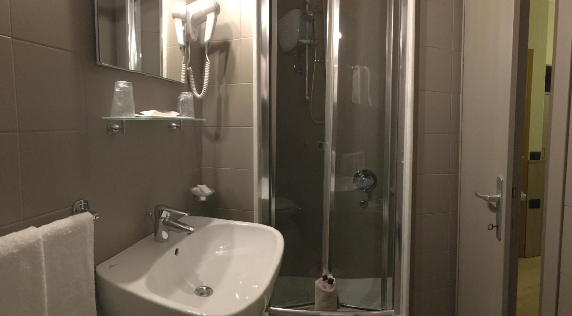 Hotel Est Quadruple Room 6