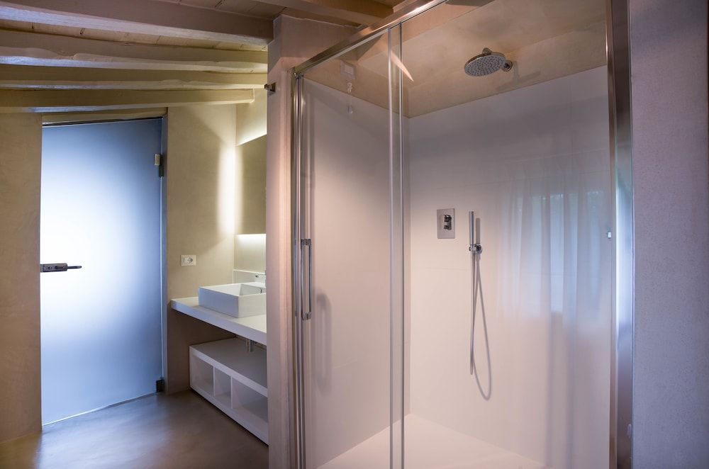 Suite, Jetted Tub