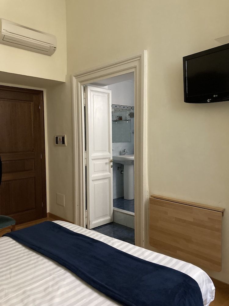 All'Obelisco Standard Double or Twin Room 4