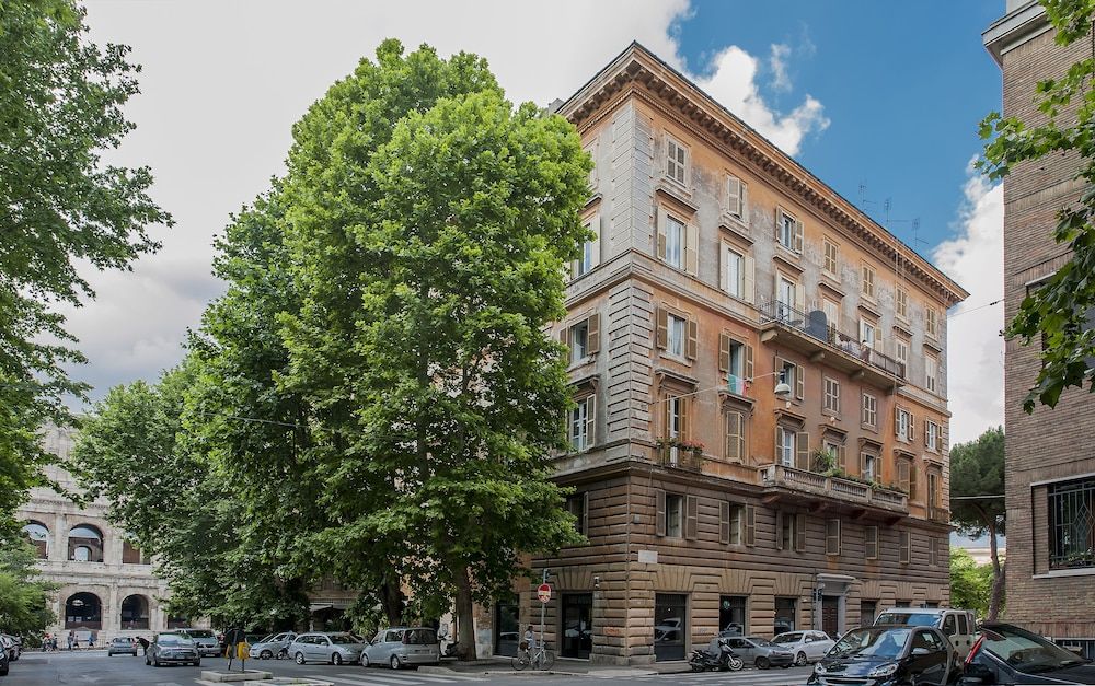 undefined Colosseum Corner 4