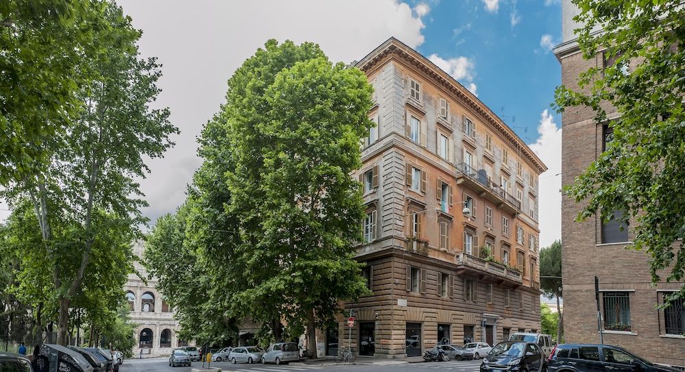 undefined Colosseum Corner 6