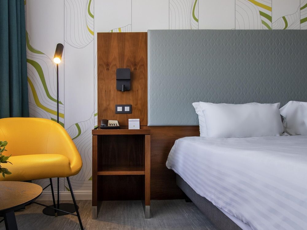 Classic Room, 1 King Bed (City side)