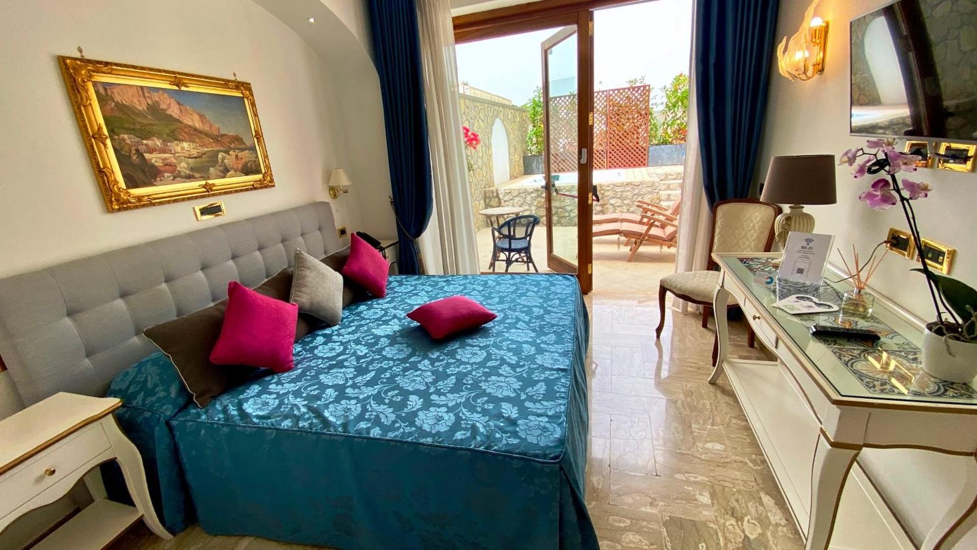 Deluxe Suite with Spa Bath