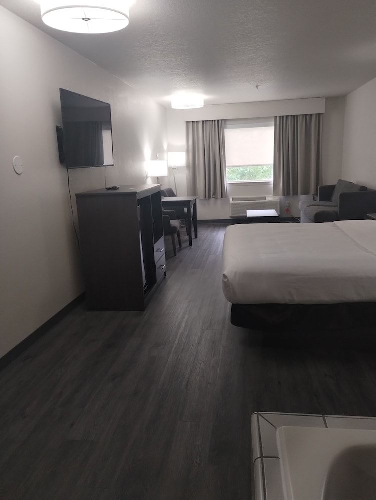 Quality Inn & Suites Wilsonville Room, 1 King Bed with Sofa bed, Non Smoking, Jetted Tub 2