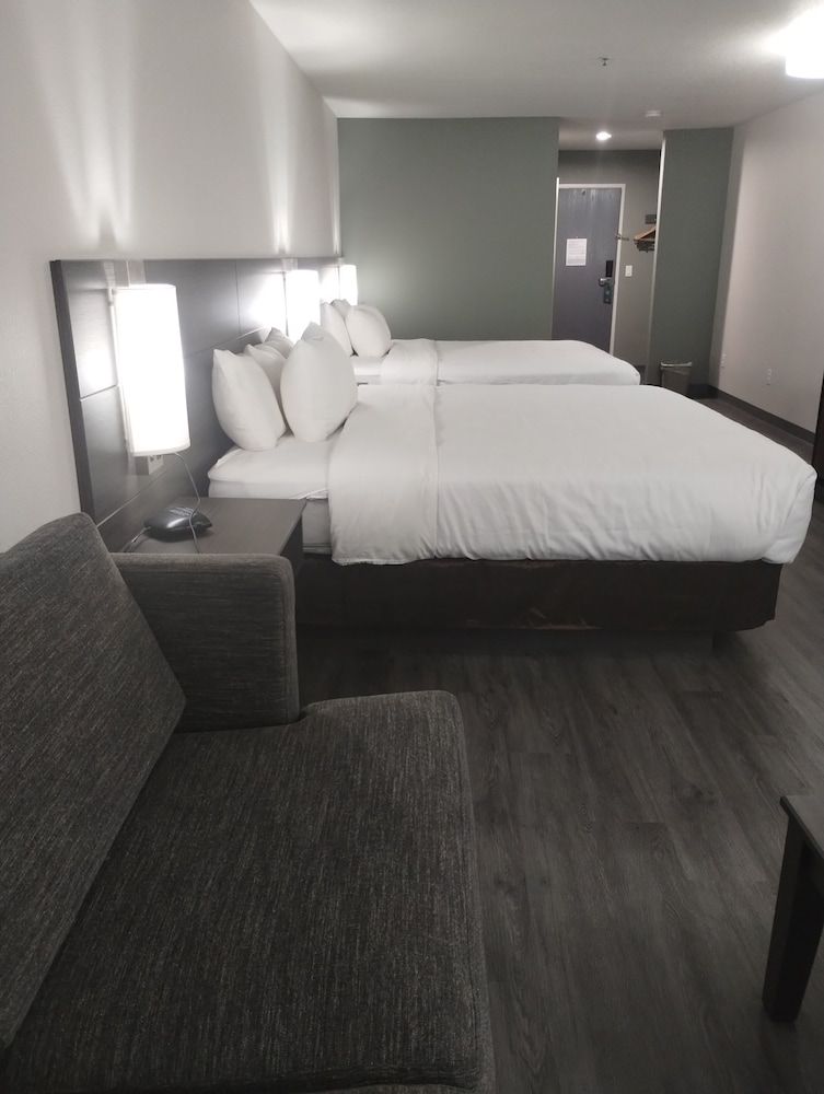 Quality Inn & Suites Wilsonville Family Suite, Multiple Beds, Non Smoking (Efficiency) 2