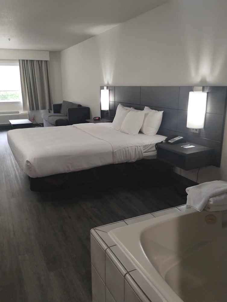 Quality Inn & Suites Wilsonville Room, 1 King Bed with Sofa bed, Non Smoking, Jetted Tub