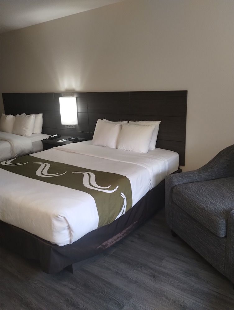 Quality Inn & Suites Wilsonville Standard Room, 2 Queen Beds, Non Smoking 5