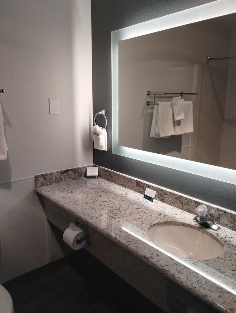 Quality Inn & Suites Wilsonville Family Suite, Multiple Beds, Non Smoking (Efficiency) 8