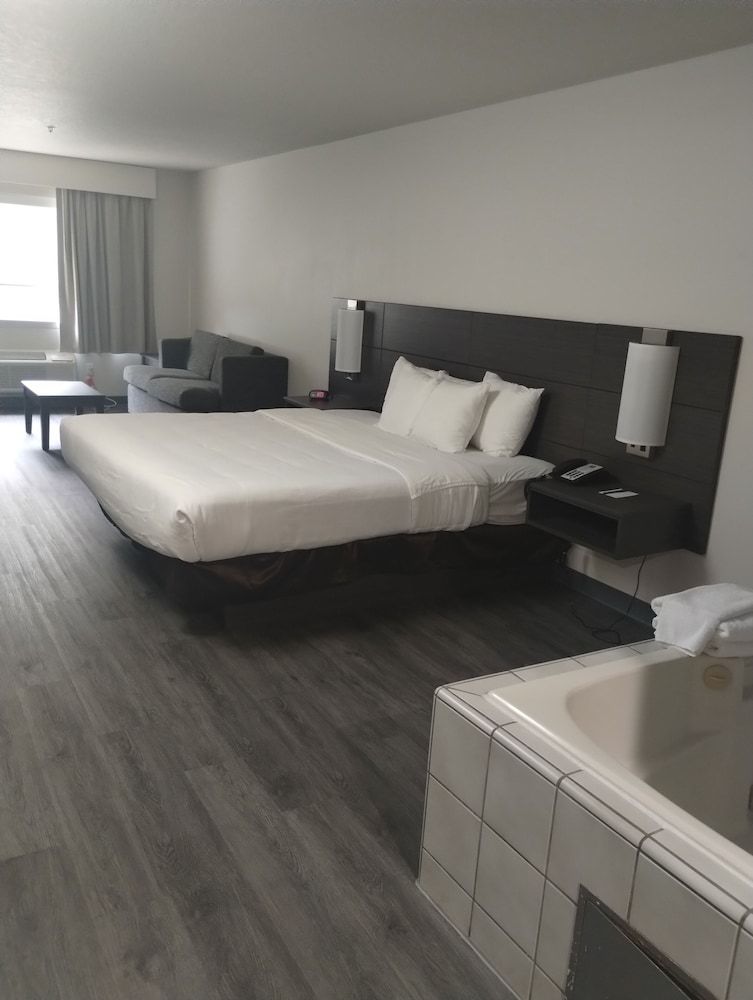 Quality Inn & Suites Wilsonville Room, 1 King Bed with Sofa bed, Non Smoking, Jetted Tub 4
