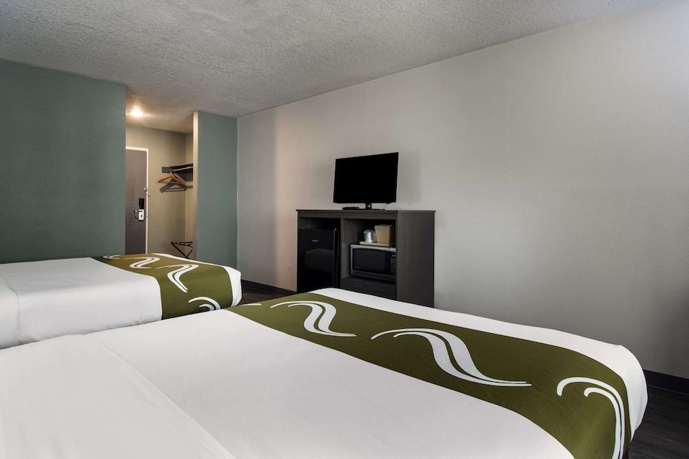 Quality Inn & Suites Wilsonville Standard Room, 2 Queen Beds, Non Smoking 7