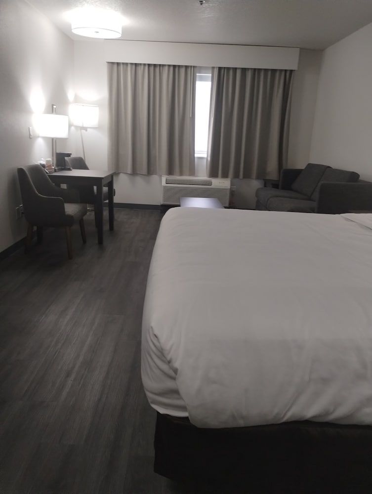 Quality Inn & Suites Wilsonville Family Suite, Multiple Beds, Non Smoking (Efficiency) 3