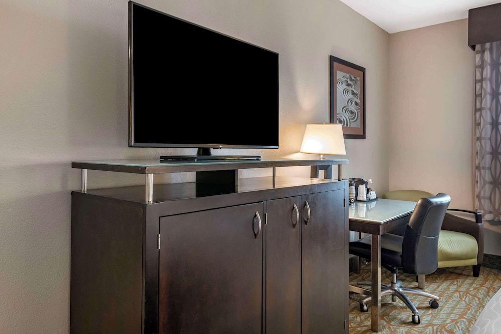 Best Western Plus Bradenton Gateway Hotel Standard Room, 1 King Bed, Non Smoking, Refrigerator & Microwave 5