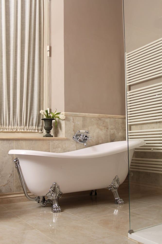 Deep Soaking Bathtub