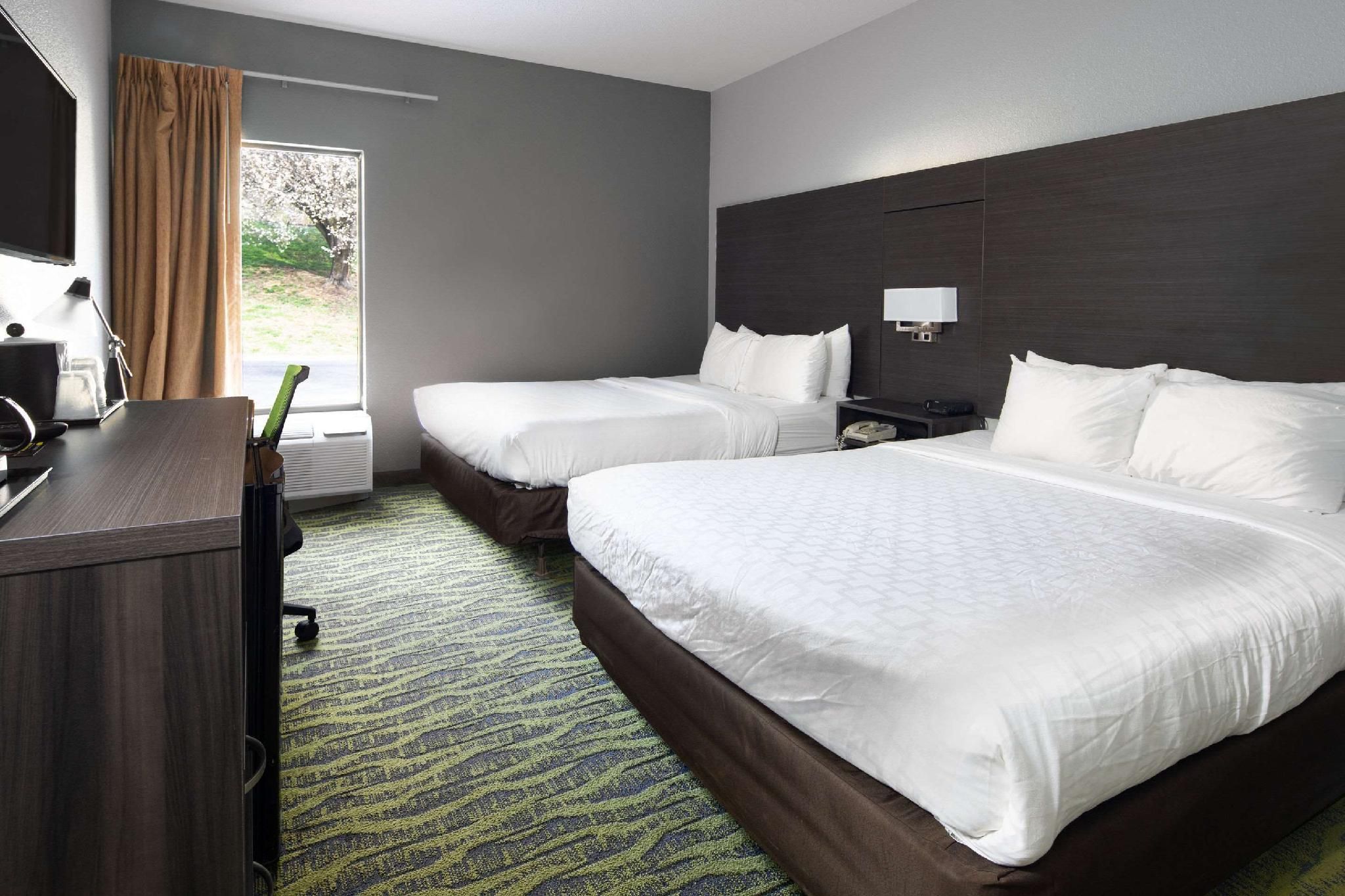 2 Queen Beds, Smoking