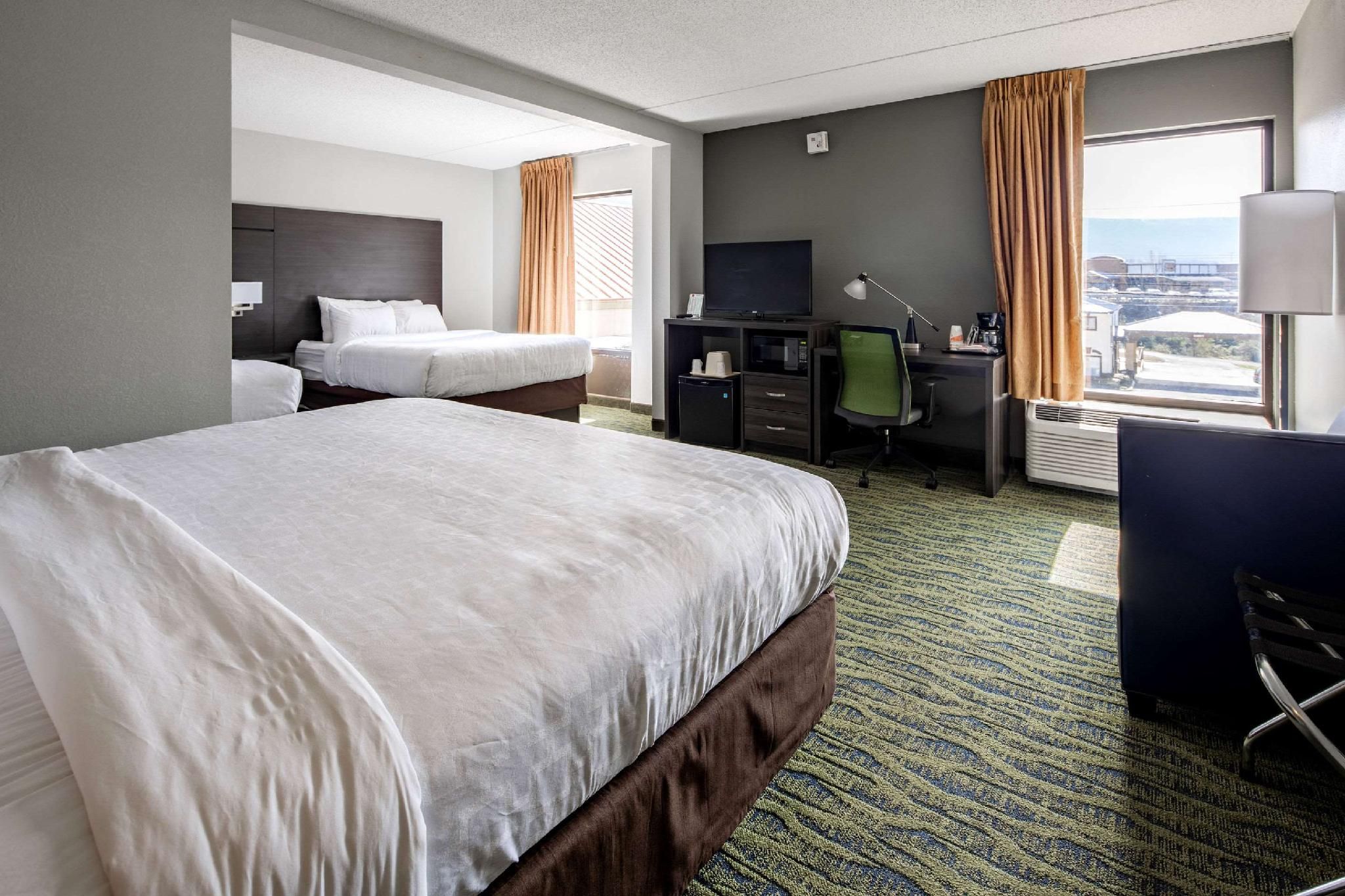 1 King Bed, 2 Queen Beds, Nonsmoking