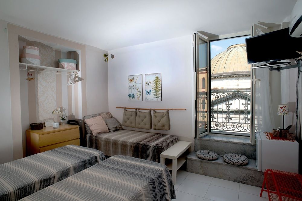 B&B Cuore di Napoli Deluxe Triple Room, Balcony, City View 3