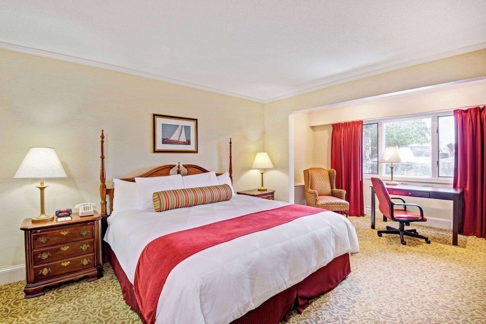 Suite, 1 King Bed, Non Smoking (One-Bedroom)