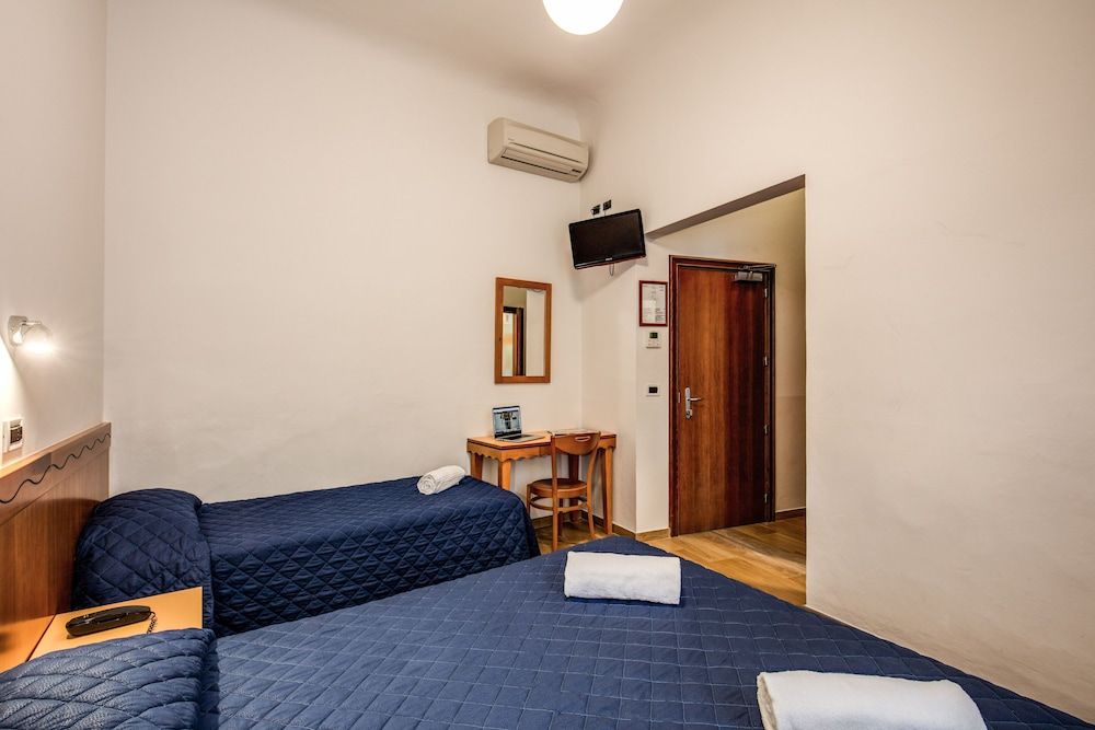 undefined Hotel Nuova Italia 7