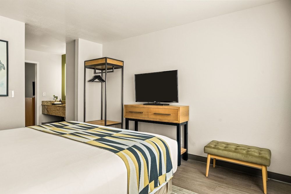 Oxford Suites Redding Deluxe King Suite Sleeper Sofa 2